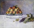 桃とブドウとピエール・オーギュスト・ルノワールの静物画